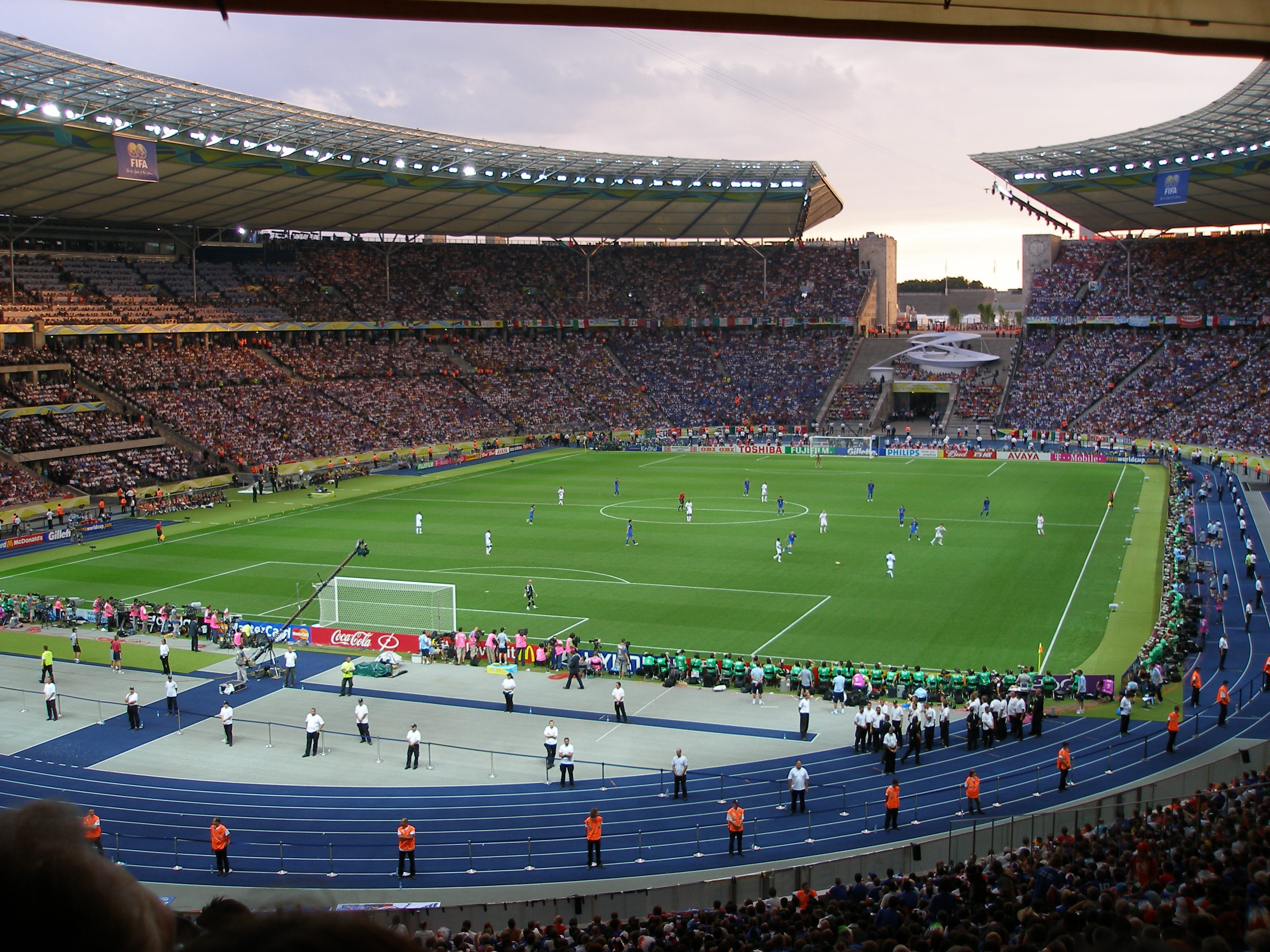 Estadio de fútbol con público para representar el camino al Mundial 2030